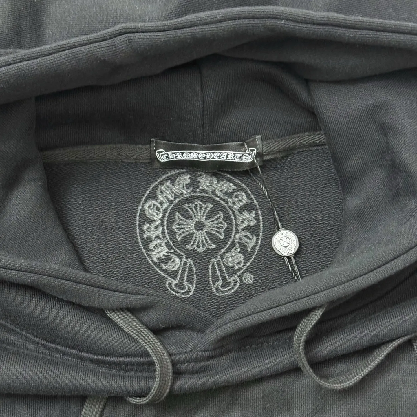 P260 Chrome Hearts Miami Limited Horseshoe Hooded Sweatshirt, the same model as ChromeHearts counters. Made of 430g double-ply double-yarn pure cotton terry fabric. Original customization. Details are restored in place. Very textured on the handle. Three-dimensional and atmospheric. Versatile and easy to wear in autumn. Simple and elegant. Adopting os version. The upper body effect is very good. Suitable for all body types. Soft and comfortable. CH letter offset printing on the front and horseshoe Sanskrit offset printing on the back. Small markings on the hem. Resistant to machine washability. Does not fade. No deformation, complete accessories, original mold opening, perfect restoration of zp 2:1, same style for men and women, versatile and not picky, size s m l xl color black